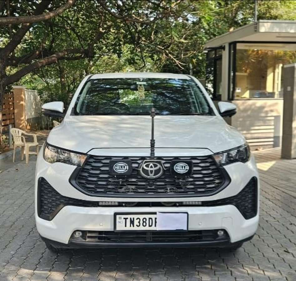 Toyota Innova Hycross